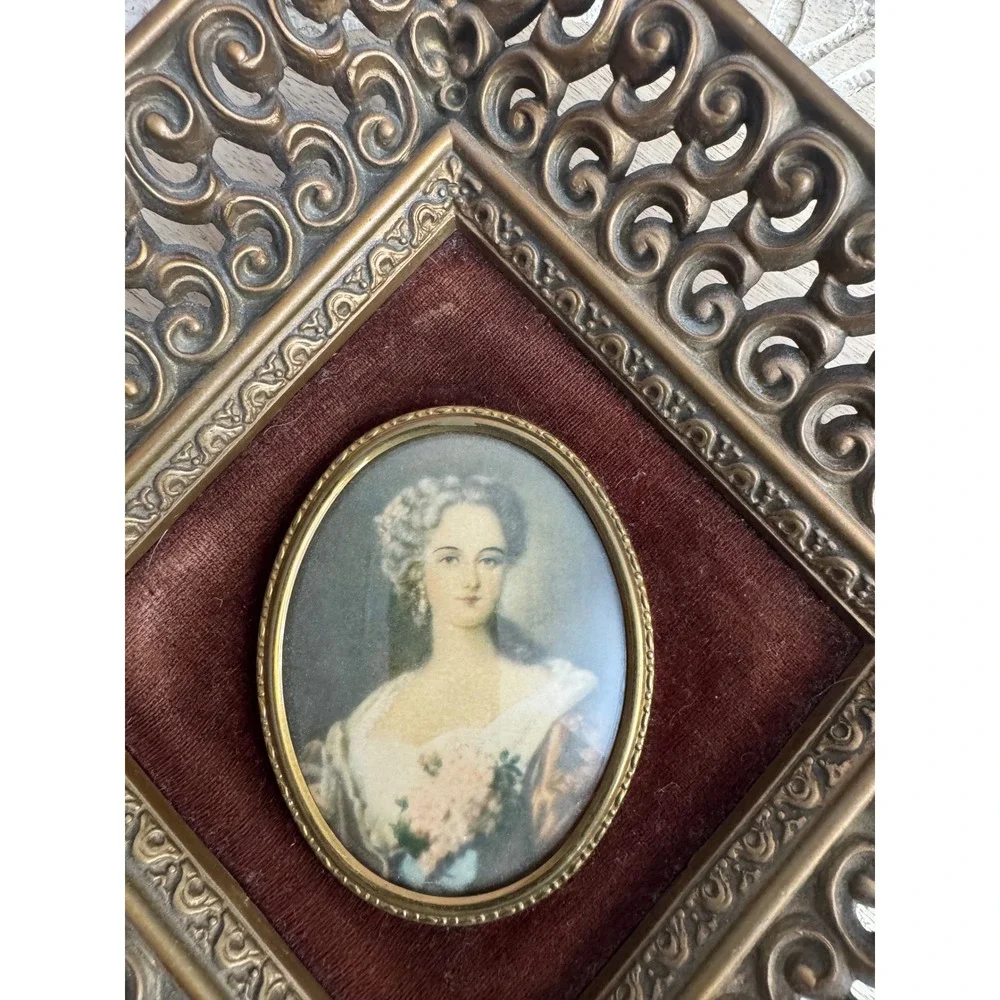Vintage Ornate Brass Filigree Square Frame Oval Noblewoman Portrait‎ Velvet Mat